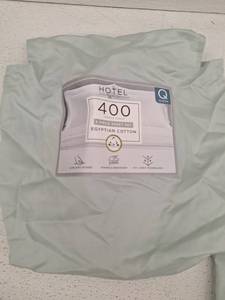 lot 11863 image: Hotel Signature Sateen 400 Thread Count Queen Sheet Set