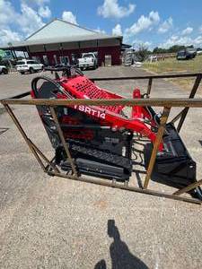lot 16 image: AGT Skid Steer Loader 15hp