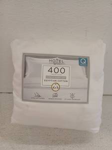 lot 11890 image: Hotel Signature Sateen 400 Thread Count Queen Sheet Set