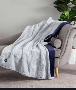 lot 11905 image: Berkshire Heated Luxe Faux Fur Throw Blanket 50x60in Blue
