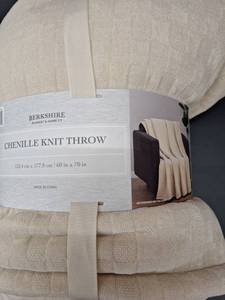 lot 11947 image: Berkshire Chenille Knit Throw Blanket 60in x 70in