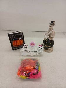 lot 12045 image: Halloween Decorations Bundle