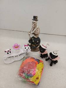 lot 12046 image: Halloween Decor Lot