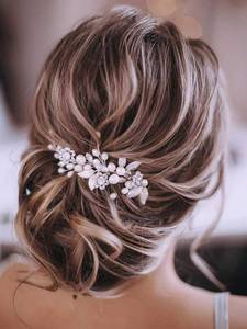 lot 1469 image: GORAIS Bride Wedding Hair Vine Pearl Bridal Headpieces Leaf Hair Accessories for Women and Girls - Retail $12