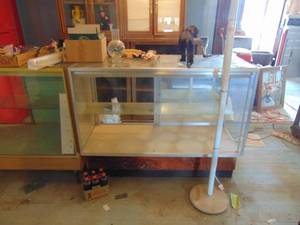 lot 3476 image: Glass Display Case - Glass Shelves