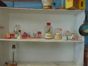 lot 3486 image: Contents of Shelf -Snow Globes
