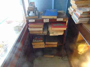 lot 3526 image: Selection of Chilton Hardback manuals and small shelf