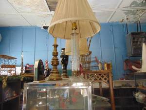 lot 3545 image: Glass Etched Table lamp