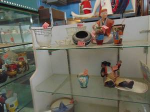 lot 3553 image: Contents of Glass shelved Display case