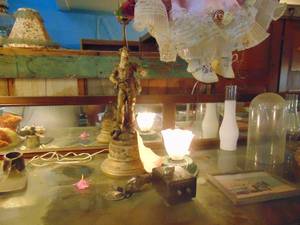 lot 3933 image: MCM Sculpted Table Lamp and contents on Display case