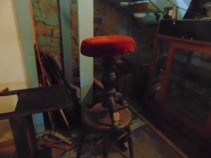 lot 3942 image: Metal Stool - -