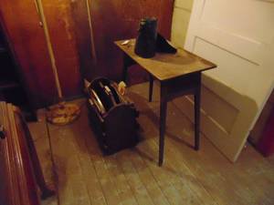 lot 3951 image: Small TableMagazine Record Rack and Contents