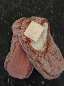 lot 1133 image: Womens Pink Faux-Fur Slipper Socks w Grippers- Size SM&nbsp-NEW