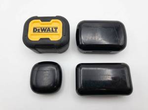 lot 63938 image: Wireless Earbuds w Charging Cases (Lot of 4)