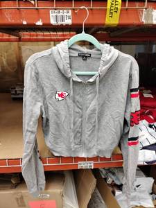 lot 63989 image: Fashion Nova Kansas City Chiefs Zip-Up Cropped Hoodie Gray Size M
