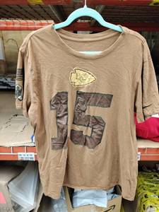 lot 63996 image: Nike Kansas City Chiefs Mahomes #15 Salute to Service T-Shirt