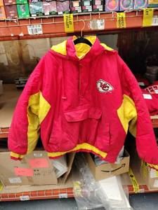 lot 64001 image: Chalk Line Kansas City Chiefs Hooded Pullover Puffer Jacket Adult XL