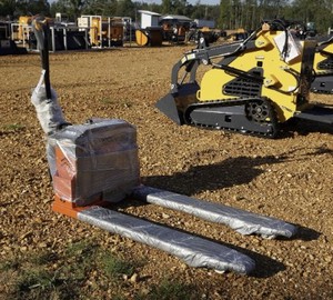 lot 10387 image: Unused STARVOX 6,600 lb Electric Pallet Jack (CBD-30)