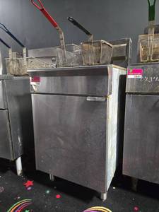 lot 12684 image: Commercial Natural Gas Fryer w Dual Baskets