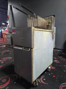 lot 12687 image: Dean Gas Fryer w Baskets 1050 BTU  Model SR42GN