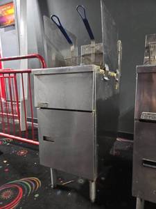 lot 12688 image: Pitco Commercial Gas Fryer 40 lbs  Model SG14S&nbsp
