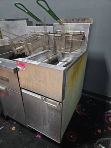 lot 12696 image: Dean Gas Deep Fryer 2-Basket 10,050 BTUHr  Model SR42GN