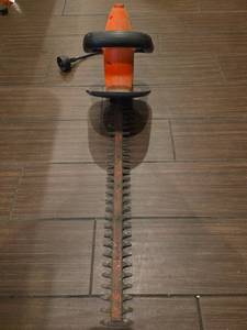 lot 18652 image: Black &amp Decker Type 1 22in Hedge Trimmer  Model HT2200&nbsp