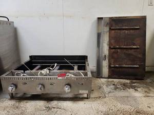 lot 12658 image: Padella 3-Burner Tabletop Gas Griddle w Temperature Control