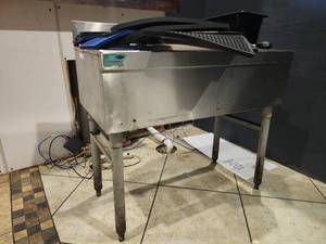 lot 12666 image: Supremetal Inc Commercial Sink and Bar Mat Lot