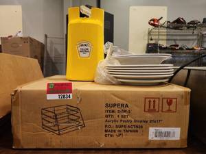lot 12834 image: Food Service Warehouse Pinch 21 3-Tray Display Case  Retail $254.50