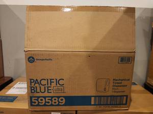 lot 18703 image: Georgia-Pacific Pacific Blue Ultra Mechanical Towel Dispenser Black 59589