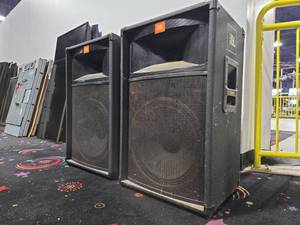 lot 14867 image: Pair of JBL Series 15in Passive Speaker Cabinets 8 Ohm  Model TR125 TR