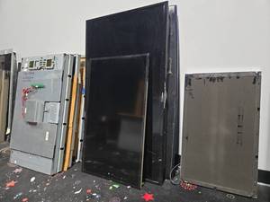 lot 21899 image: (9) Count Monitors All Damaged