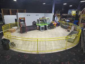 lot 18756 image: Yellow Powder-Coated Steel Curved Railing Section w Vertical Balusters & Base Plates