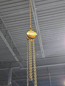 lot 12709 image: 1 Ton Chain hoist