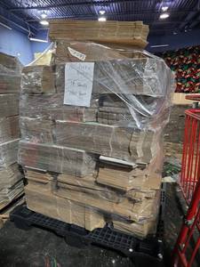 lot 12983 image: Pallet of 1,900 Printed 10in Pizza Boxes, 19 Stacks, KCs Pizza Design
