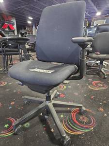 lot 22026 image: Black Fabric Upholstered Office Task Chair w Adjustable Arms & 5-Star Base