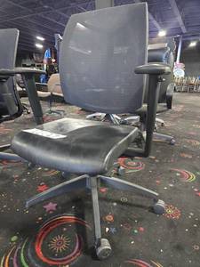 lot 22027 image: Black Mesh Back Office Task Chair w Adjustable Arms and Leatherette Seat