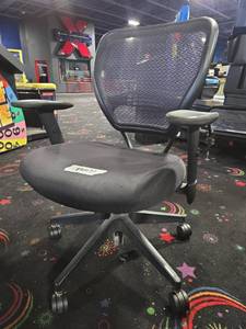 lot 22031 image: Black Mesh Back Office Task Chair w Adjustable Arms and 5-Star Caster Base