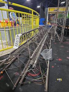 lot 22037 image: Lot of 10 triangular trusses 12x12x12