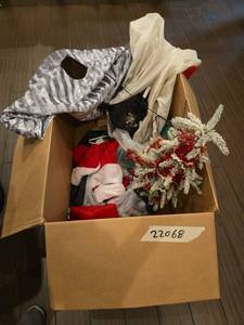 lot 22068 image: Christmas decor lot w tree and inflatable