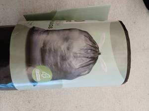 lot 12101 image: 4 Gallon Black Trash Bags