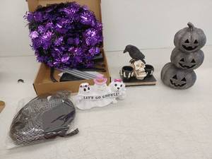 lot 12140 image: Halloween Decorations Lot