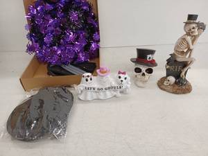 lot 12154 image: Halloween Lot