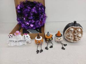 lot 12163 image: Halloween Decorations Lot