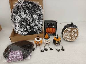 lot 12235 image: Halloween Decor Lot