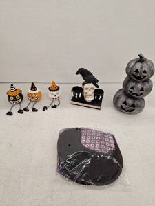 lot 12244 image: Halloween Decorative Figurines Bundle