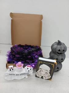 lot 12246 image: Halloween Decor Lot