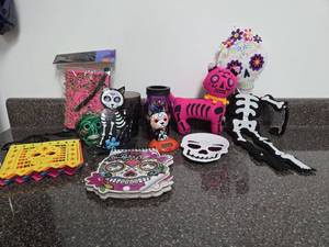 lot 6 image: Day of the Dead Decor Lot