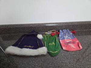 lot 14 image: Crown Royal Jeffersons Small Batch Bourbon Drawstring Bags and hat